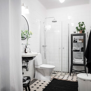 Inspiration för ett minimalistiskt badrum med dusch, med en hörndusch, en toalettstol med hel cisternkåpa, vit kakel, vita väggar, ett väggmonterat handfat, flerfärgat golv och dusch med skjutdörr