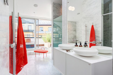 Exempel på ett stort modernt badrum, med släta luckor, vita skåp, en dusch i en alkov, grå väggar, marmorgolv, laminatbänkskiva, ett fristående handfat och dusch med gångjärnsdörr