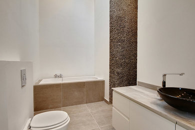 オールボーにあるコンテンポラリースタイルのおしゃれな浴室の写真
