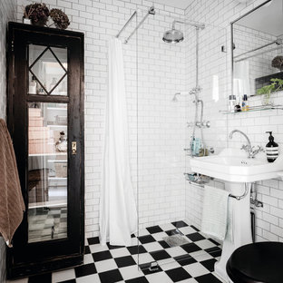 Inspiration för nordiska badrum med dusch, med en hörndusch, en toalettstol med separat cisternkåpa, vit kakel, tunnelbanekakel, vita väggar, ett piedestal handfat, flerfärgat golv och med dusch som är öppen