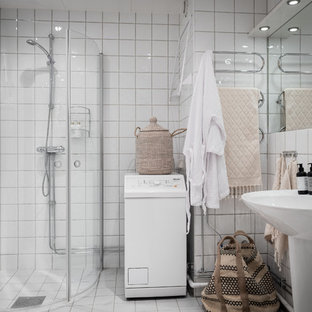Inspiration för ett minimalistiskt badrum, med en hörndusch, vit kakel, ett piedestal handfat, vitt golv och dusch med gångjärnsdörr