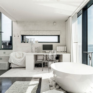 Inspiration för ett stort funkis grå grått en-suite badrum, med ett fristående badkar, grå väggar och svart golv