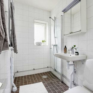 Inspiration för ett skandinaviskt badrum med dusch, med en kantlös dusch, vit kakel, vita väggar, mosaikgolv, ett väggmonterat handfat, brunt golv och med dusch som är öppen