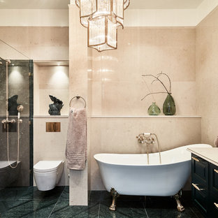 Inspiration för stora klassiska beige en-suite badrum, med en vägghängd toalettstol, beige kakel, beige väggar, luckor med upphöjd panel, svarta skåp, ett badkar med tassar, en hörndusch, ett undermonterad handfat och grönt golv