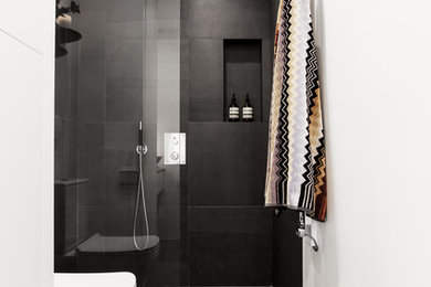 Modelo de cuarto de baño moderno de tamaño medio con baldosas y/o azulejos negros, suelo de pizarra, suelo negro y ducha esquinera