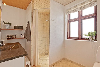 オールボーにあるトランジショナルスタイルのおしゃれな浴室の写真