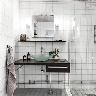 Idéer för mellanstora skandinaviska badrum med dusch, med öppna hyllor, svarta skåp, ett fristående handfat och dusch med gångjärnsdörr