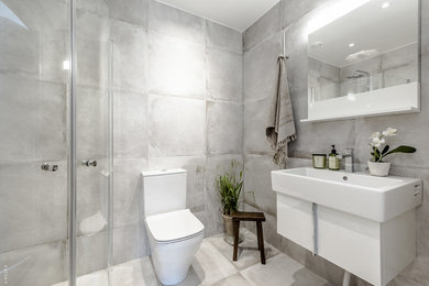 ストックホルムにあるインダストリアルスタイルのおしゃれな浴室の写真