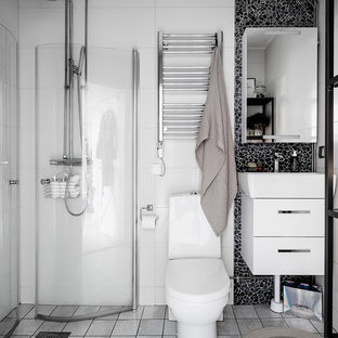 Inspiration för ett nordiskt badrum med dusch, med släta luckor, vita skåp, en hörndusch, en toalettstol med hel cisternkåpa, svart kakel, mosaik, vita väggar, ett konsol handfat, grått golv och dusch med gångjärnsdörr