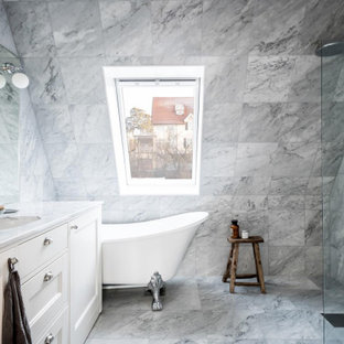 Idéer för att renovera ett minimalistiskt grå grått badrum, med luckor med infälld panel, vita skåp, ett badkar med tassar, en kantlös dusch, grå kakel, grått golv och med dusch som är öppen