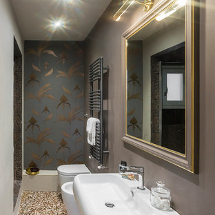 Foto di un piccolo bagno di servizio minimal con bidè, lavabo sospeso, pavimento multicolore e pareti multicolore
