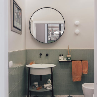 Immagine di un bagno di servizio design con piastrelle verdi, pareti bianche, lavabo a consolle e pavimento multicolore