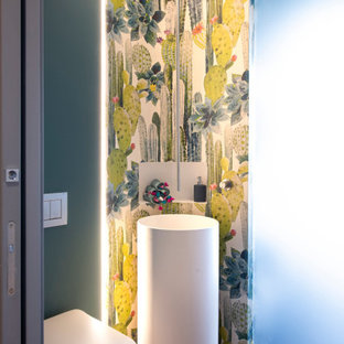 Ispirazione per un bagno di servizio minimal con pareti multicolore, parquet scuro, lavabo a colonna, pavimento marrone e carta da parati