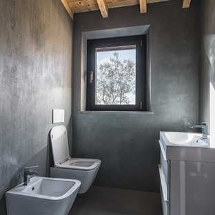 Foto di un bagno di servizio country con ante lisce, ante bianche, WC sospeso, pareti grigie, pavimento grigio e pavimento in cemento