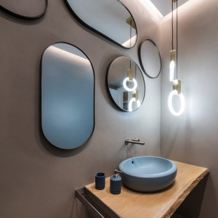Ispirazione per un bagno di servizio contemporaneo di medie dimensioni con ante in legno chiaro, WC a due pezzi, pareti multicolore, top in legno, pavimento multicolore e mobile bagno freestanding