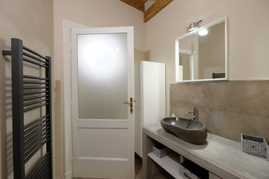 トゥーリンにあるコンテンポラリースタイルのおしゃれなトイレ・洗面所 (ベージュのタイル、ベージュの壁、磁器タイルの床、ベージュの床) の写真