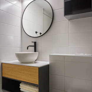 Idee per un piccolo bagno di servizio moderno con ante grigie, WC sospeso, piastrelle bianche, pareti bianche, pavimento grigio, top bianco, ante lisce e lavabo a bacinella