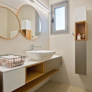 Esempio di un bagno di servizio contemporaneo con top bianco, ante lisce, ante grigie, piastrelle beige, lavabo a bacinella e pavimento beige