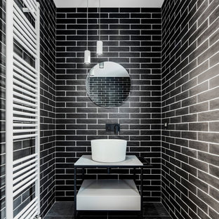 Foto di un bagno di servizio industriale con ante in legno chiaro, piastrelle nere, piastrelle in ceramica, pavimento in gres porcellanato e pavimento nero