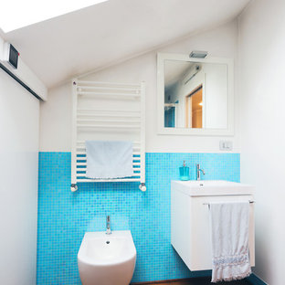 Ispirazione per un piccolo bagno di servizio contemporaneo con ante bianche, piastrelle blu, pareti bianche, ante lisce, bidè, piastrelle a mosaico e pavimento in legno massello medio