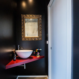 Ispirazione per un bagno di servizio minimal con pareti nere, pavimento in legno massello medio e top rosso