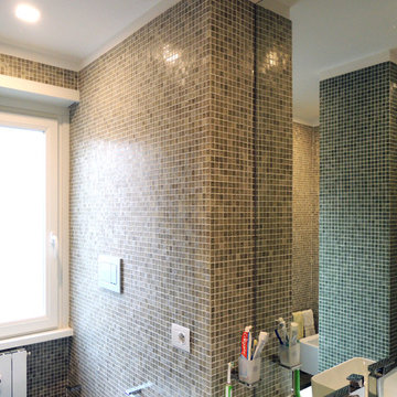Il rivestimento in mosaico in continuità con l'arredo del bagno