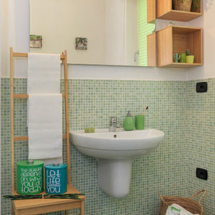 Immagine di un bagno di servizio bohémian con piastrelle verdi, piastrelle a mosaico, pareti bianche, lavabo sospeso e pavimento verde