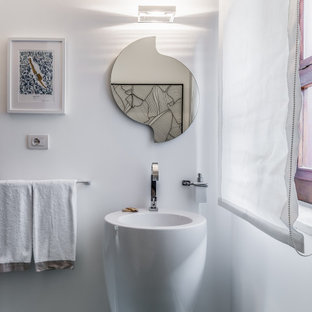 Esempio di un bagno di servizio design con pareti bianche e lavabo a colonna