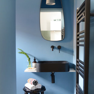Esempio di un piccolo bagno di servizio design con pareti blu, pavimento con piastrelle in ceramica, lavabo a bacinella, pavimento bianco, mobile bagno sospeso e top bianco