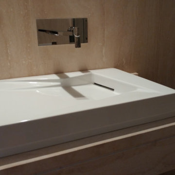 lavabo su mensola in travertino classico e rubinetteria a parete