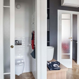 Immagine di un bagno di servizio contemporaneo con ante in legno scuro, WC sospeso, piastrelle bianche, piastrelle diamantate, pareti bianche, parquet chiaro, lavabo a bacinella, top in legno, pavimento beige e top marrone
