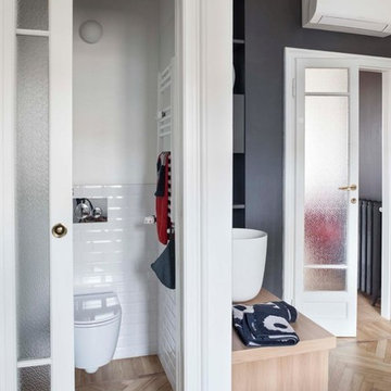 particolare del bagno en suite. Parquet in rovere a lisca di pesce. Porta scorre