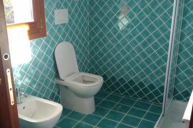 Esempio di un bagno di servizio stile marino con ante a persiana, WC monopezzo, piastrelle verdi, piastrelle in ceramica, pareti bianche, pavimento con piastrelle in ceramica, lavabo integrato, pavimento verde e ante bianche
