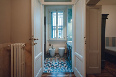 Foto di un bagno di servizio contemporaneo con WC a due pezzi, pavimento in cementine, lavabo a bacinella e pavimento blu