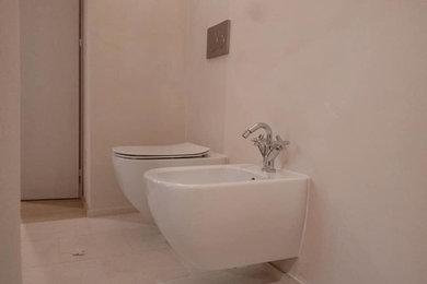 Idee per un bagno di servizio di medie dimensioni con WC sospeso, pareti beige e lavabo a bacinella