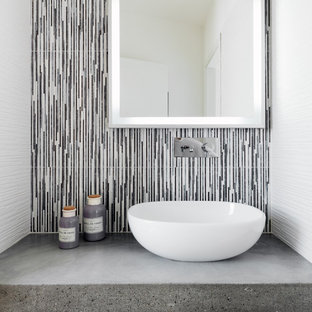Idee per un bagno di servizio contemporaneo con piastrelle multicolore, piastrelle a listelli, lavabo a bacinella, top in cemento, top grigio e pareti multicolore