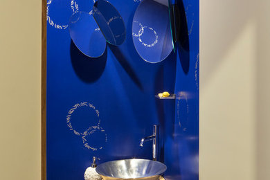 Foto di un bagno di servizio minimal con lavabo a bacinella e pareti blu
