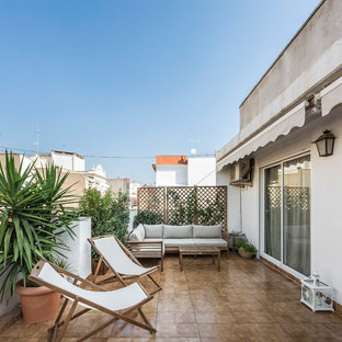 Imagen de balcones mediterráneo con jardín de macetas