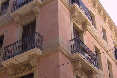 バルセロナにあるトランジショナルスタイルのおしゃれなベランダ・バルコニー (ファイヤーピット) の写真