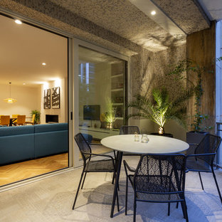 Modelo de balcones contemporáneo, en anexo de casas, con jardín de macetas