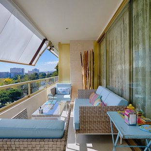 Modelo de balcones bohemio, de tamaño medio, con toldo y barandilla de varios materiales