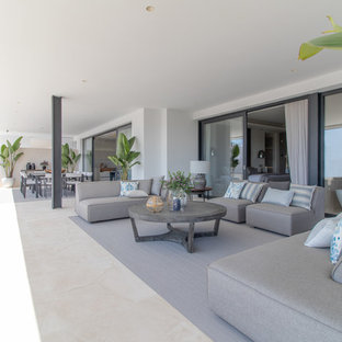 Imagen de balcones actual, en anexo de casas, con jardín de macetas