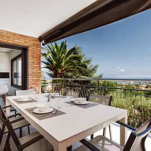 Modelo de balcones contemporáneo, en anexo de casas, con barandilla de metal y privacidad