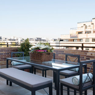 Modelo de balcones contemporáneo, sin cubierta, con barandilla de varios materiales
