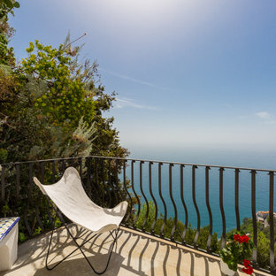 Foto di un balcone mediterraneo con nessuna copertura e parapetto in metallo