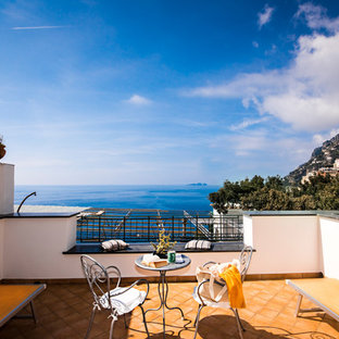Foto di un balcone mediterraneo con nessuna copertura e parapetto in metallo