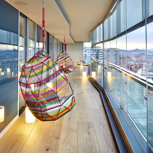 Modelo de balcones contemporáneo, grande, en anexo de casas, con barandilla de vidrio