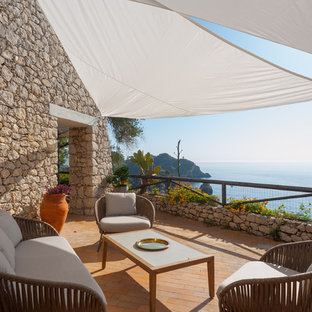 Foto di un balcone mediterraneo con un parasole