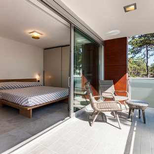 Idee per un balcone minimalista con un tetto a sbalzo e parapetto in vetro