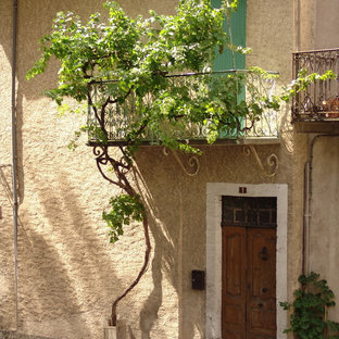 Cette photo montre un balcon méditerranéen avec une extension de toiture.